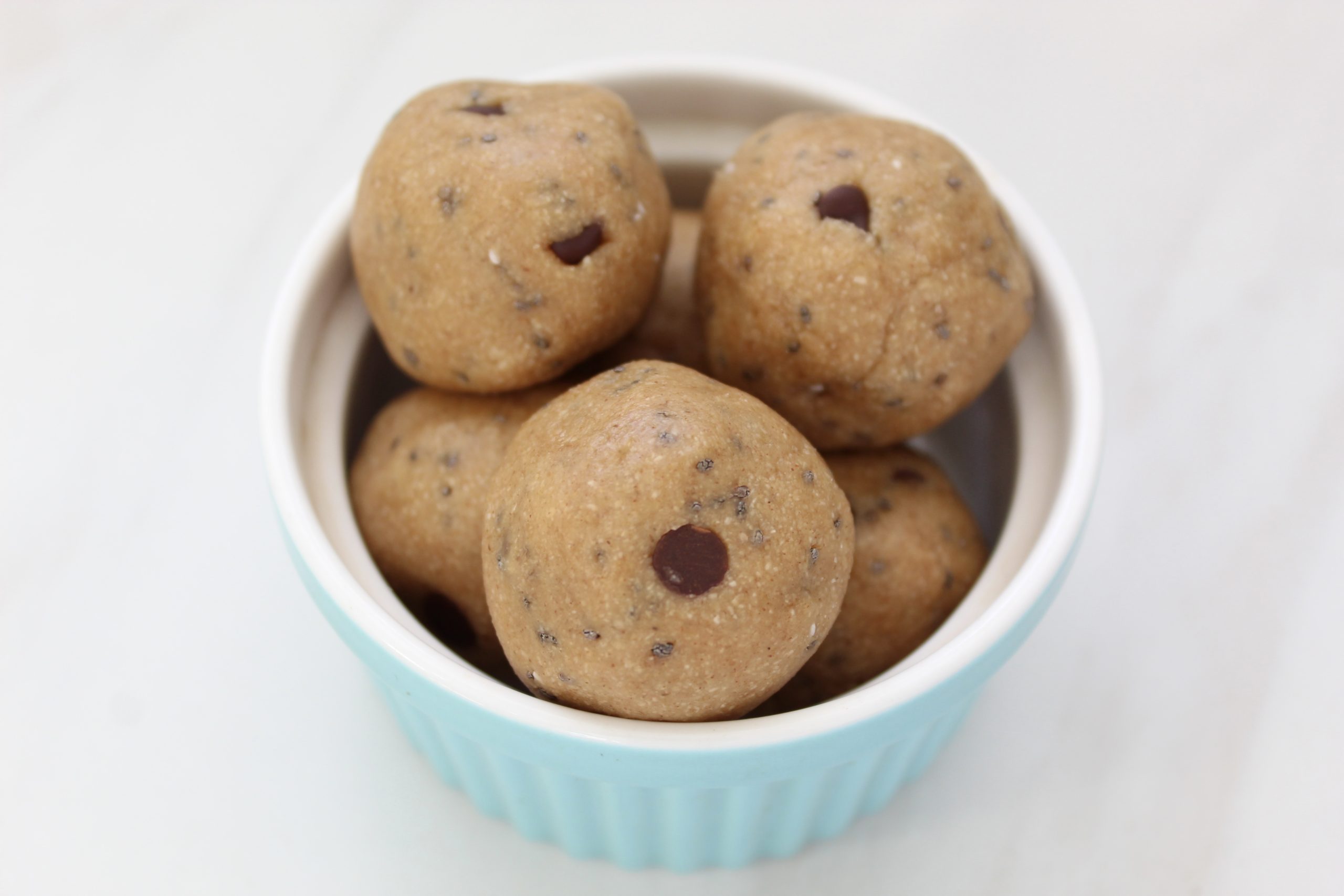 Peanut Butter Chocolate Chip Energy Bites – No Meat Fast Feet